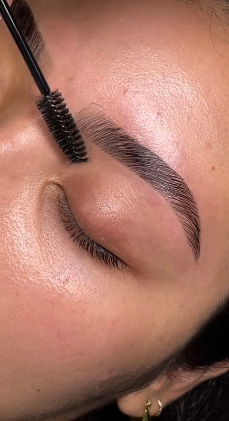 Cuidado y peinado de cejas